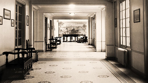 Corridor linking the entrance to the main hall