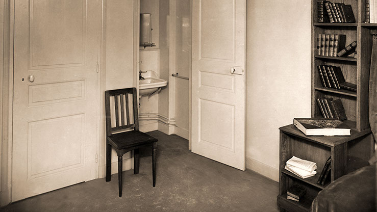 Bathroom adjoining the room, Fondation Biermans-Lapôtre